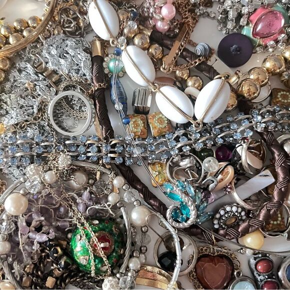 1.5 lb Vintage Craft Junk Jewelry Lot - Picture 7 of 9